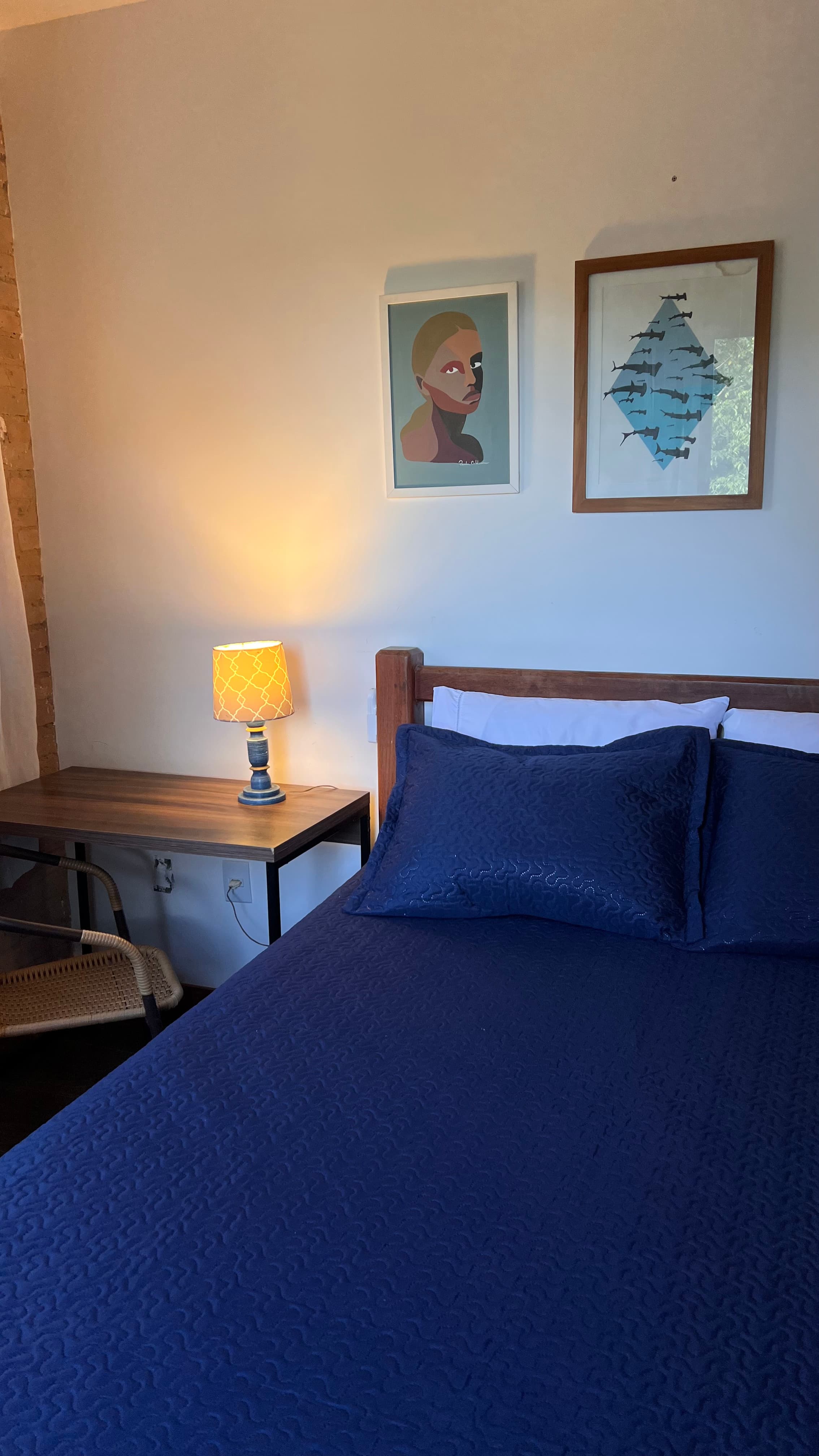 Quarto aconchegante com cama de casal, decoração e iluminação acolhedora
